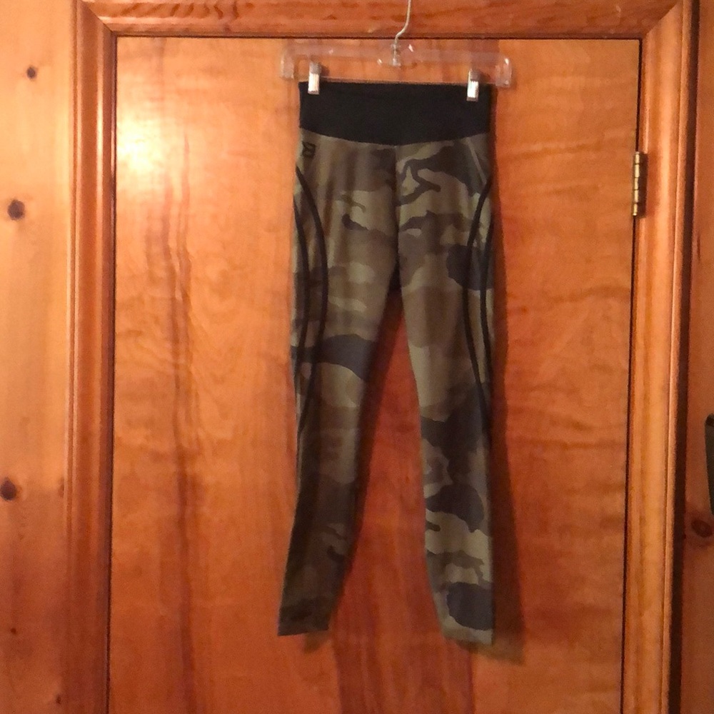 Better Bodies 7/8 leggings.  Gently worn. EUC.  Green Camo.
